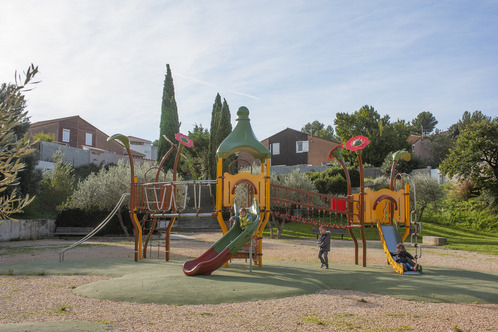 Une première aire de jeu pour les enfants à besoins spéciaux